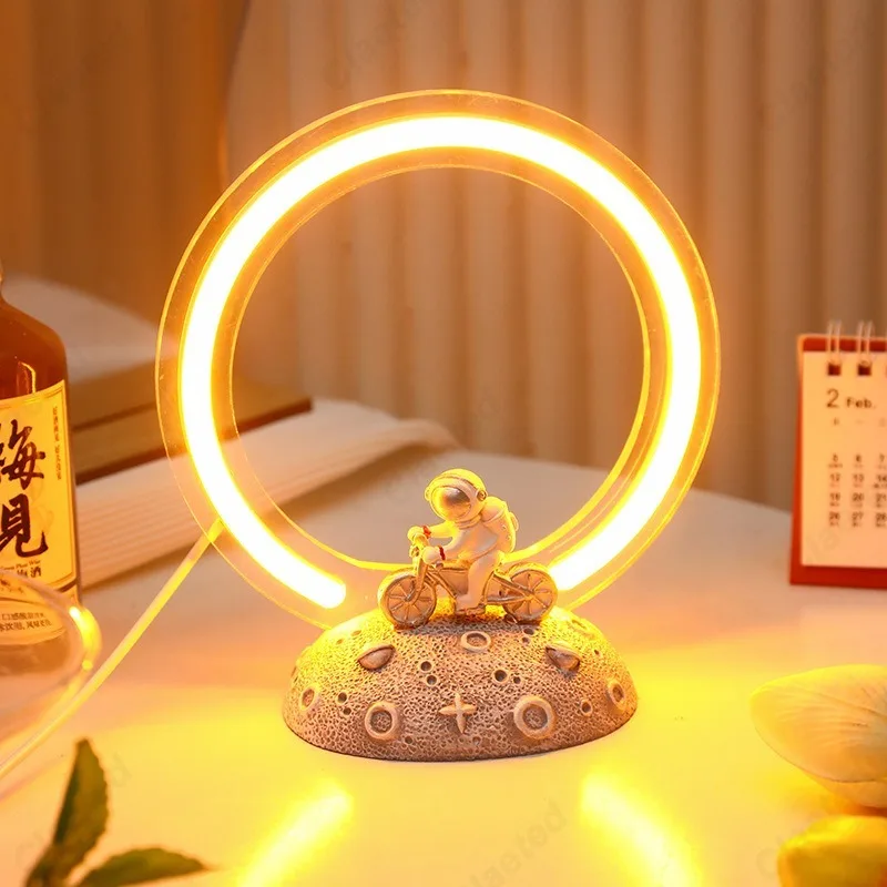 Decor Lighting Fixtures - مصباح ليلي إبداعي على شكل رائد