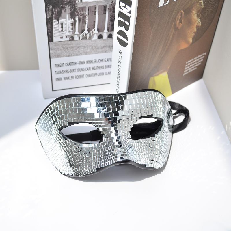 قناع وجه لامع بتأثير كرة الديس - مراجعة Disco Ball Mirror وسعره